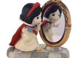 Snow White and Magic Mirror ”Your Kindness Shines Through” Figure by Precious Moments has hit the shelves