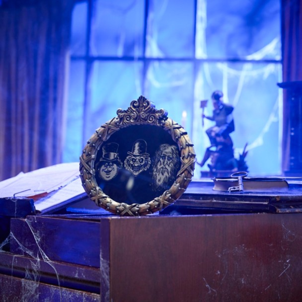 Hitchhiking Ghosts Mirror - The Haunted Mansion