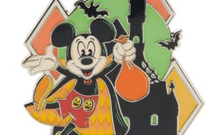 Mickey Mouse Glow-in-the-Dark ”Happy Halloween” Pin