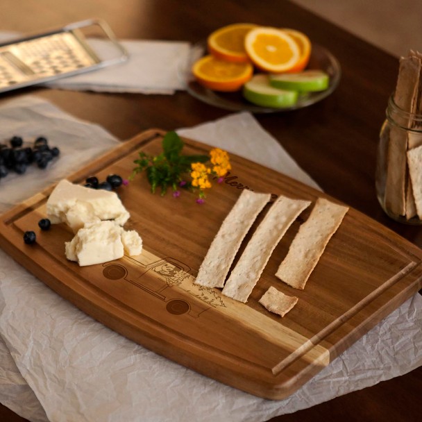 Mickey Mouse ''Merry Christmas'' Ovale Acacia Wood Cutting Board by Picnic Time